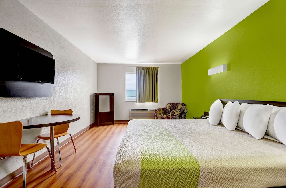 Motel6 Moriarty, NM 24/60