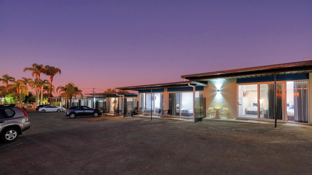 Hilltop Motel 51/60