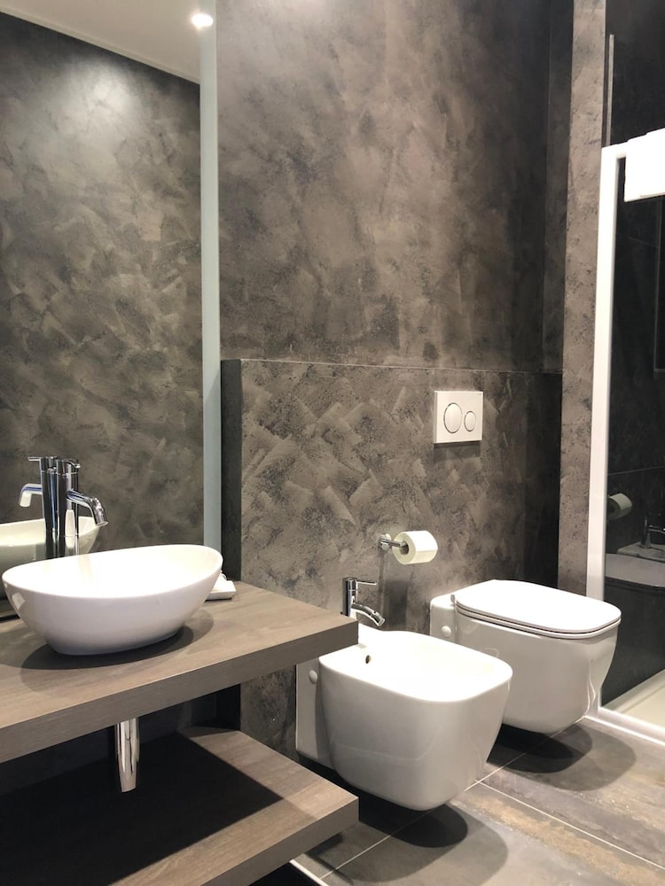Turin Central Rooms 17/18