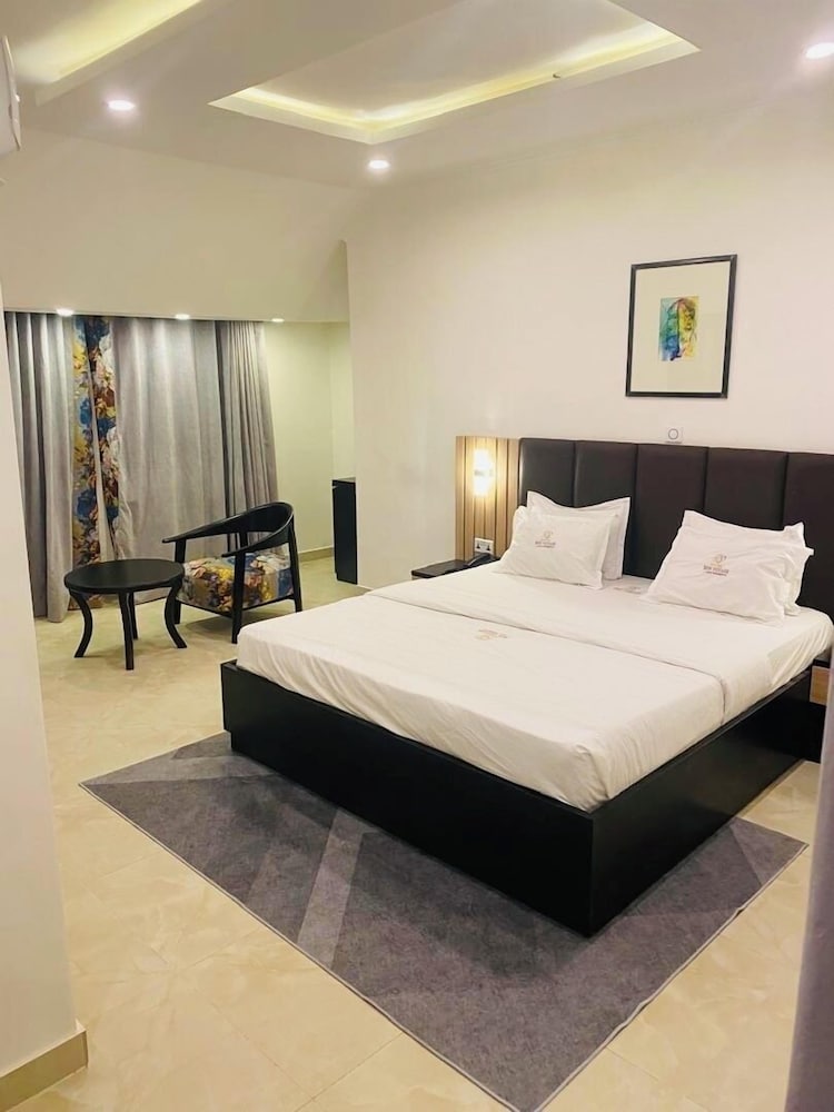 DELUXE, DOUBLE BED