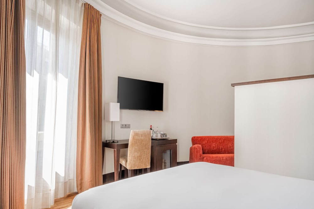 غرفة بريميوم بسرير كينج بإطلالة، Nh Collection Granada Victoria 4/10