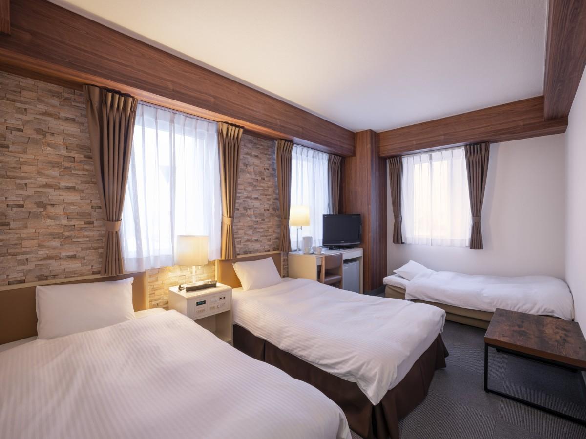 Super, Twin Beds, River View