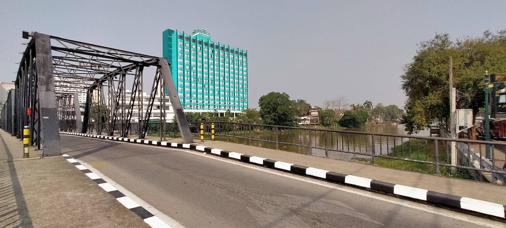 Diamond River Ping Petch Ngam Hotel 46/52
