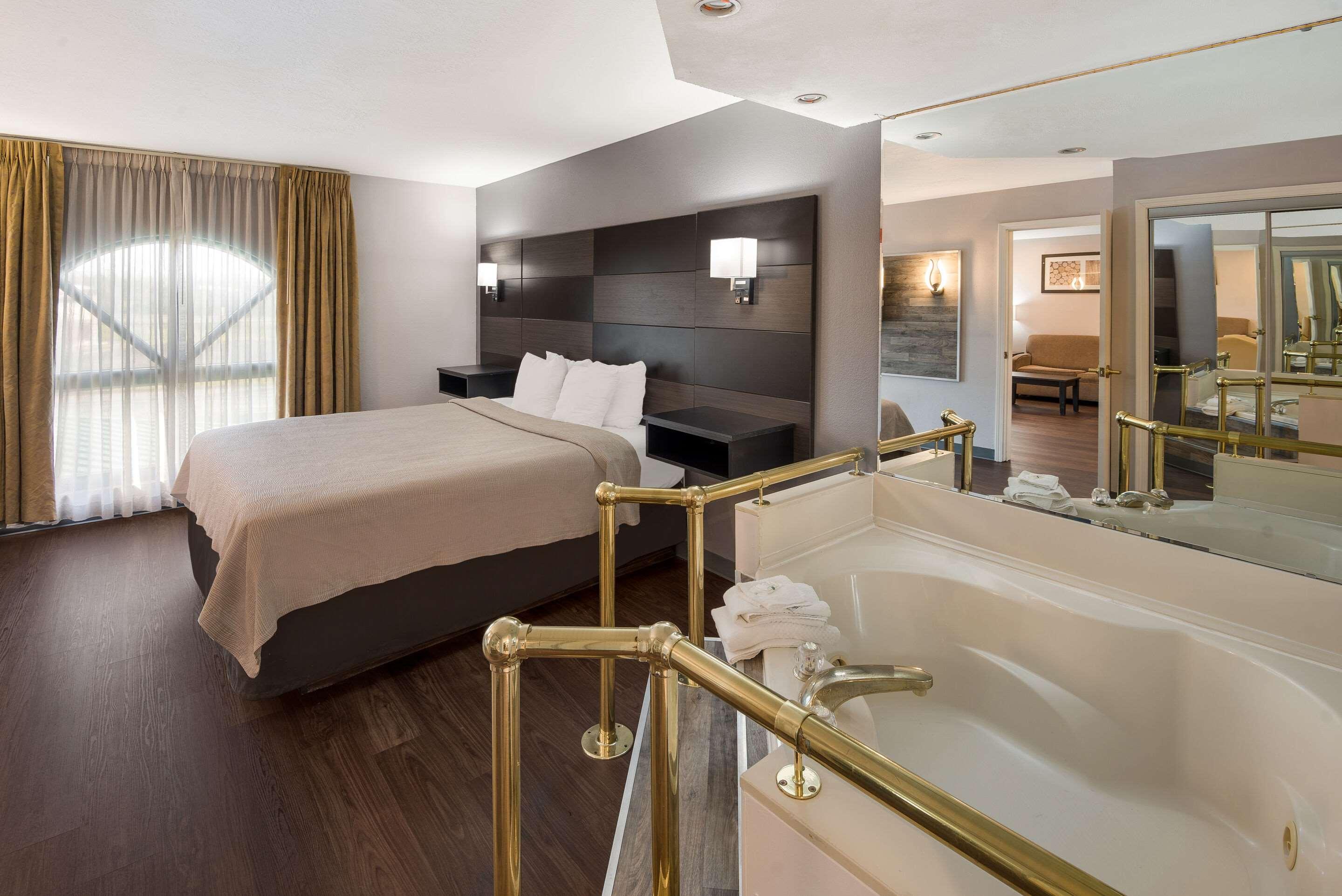 UPGRADE, SUITE, KING BED