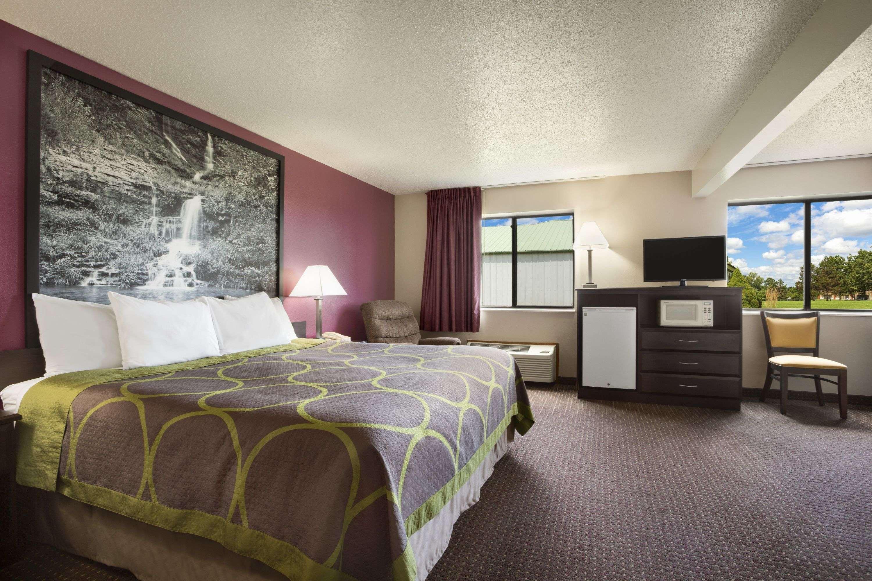 Super 8 By Wyndham Cameron 8/25