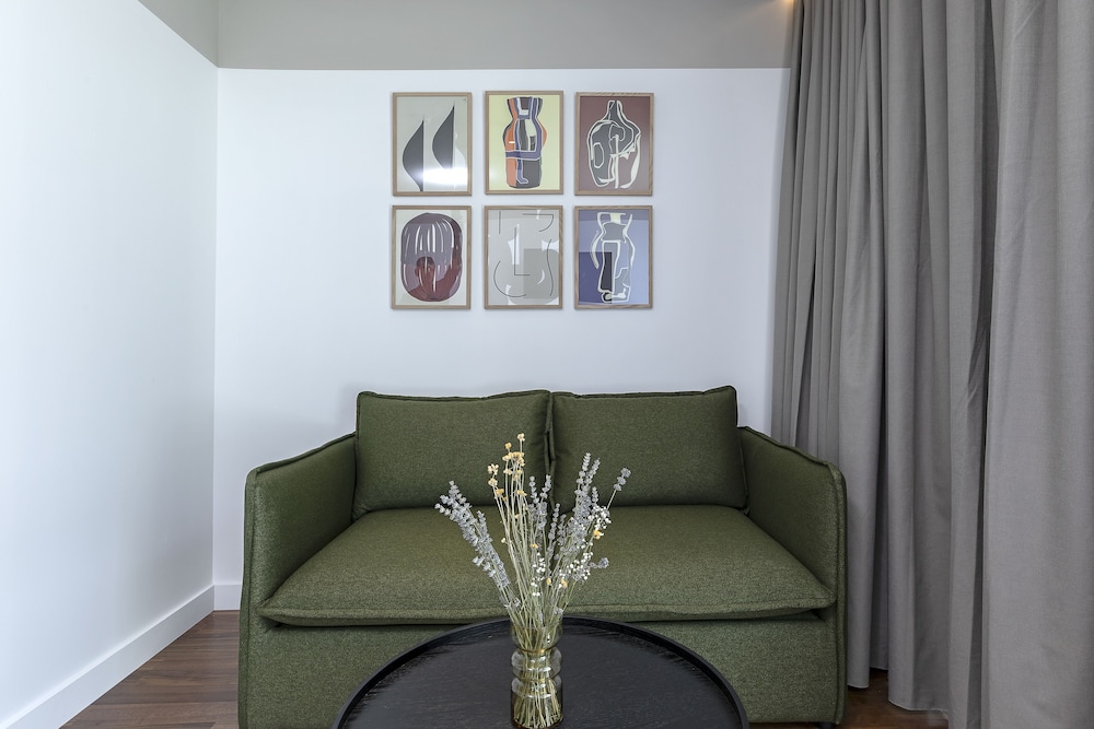 The Athenians Art Apartments 30/50