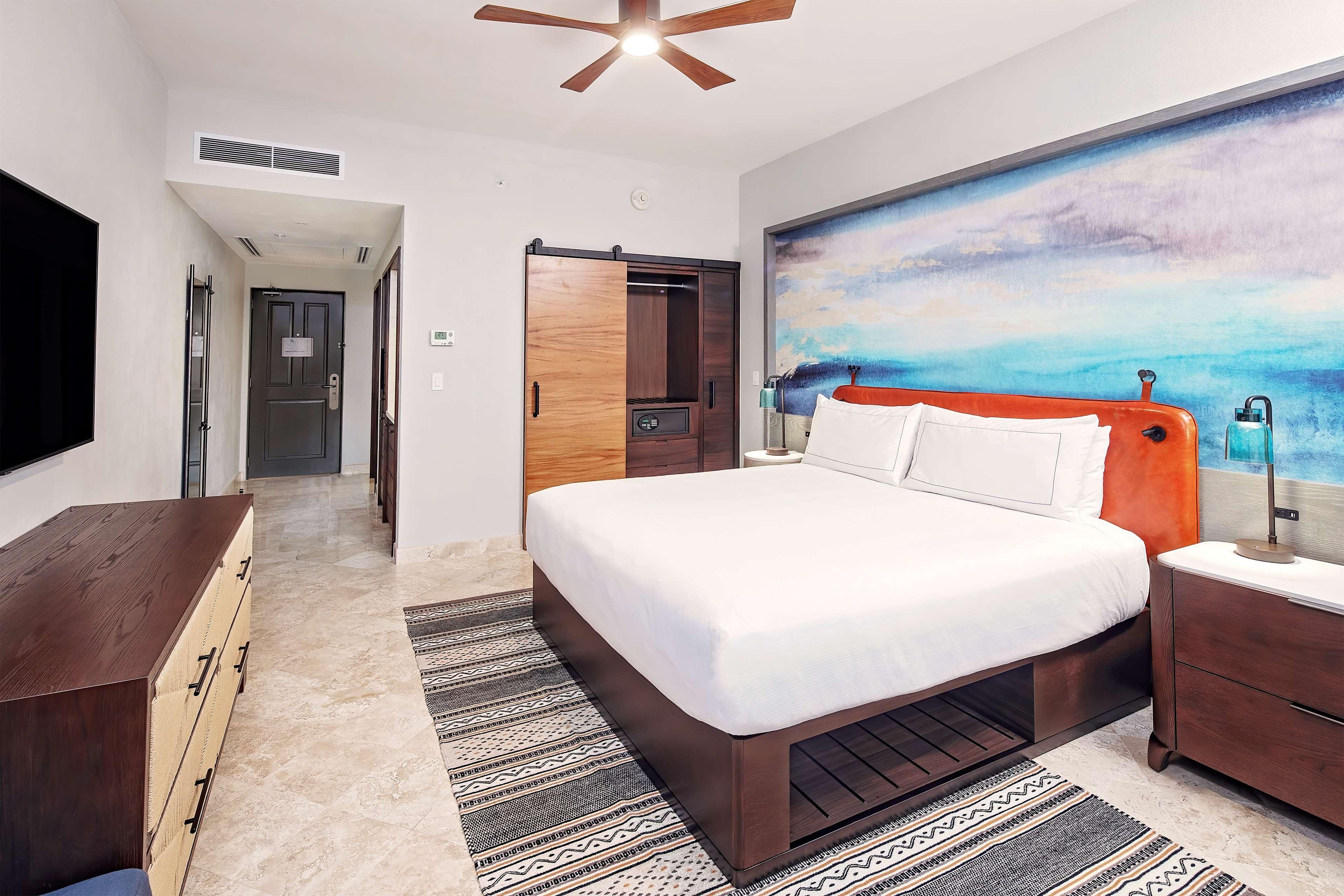 STUDIO, KING BED, PARTIAL OCEAN VIEW, BALCONY, LOW FLOOR