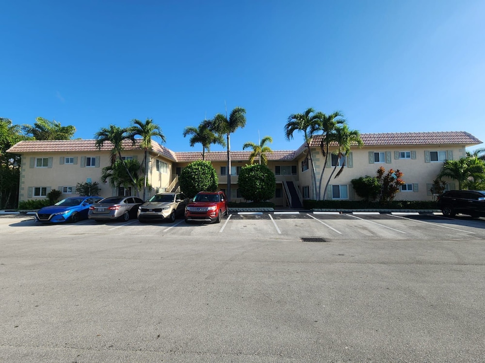 Coco Palms Apartments by Lowkl 18/28