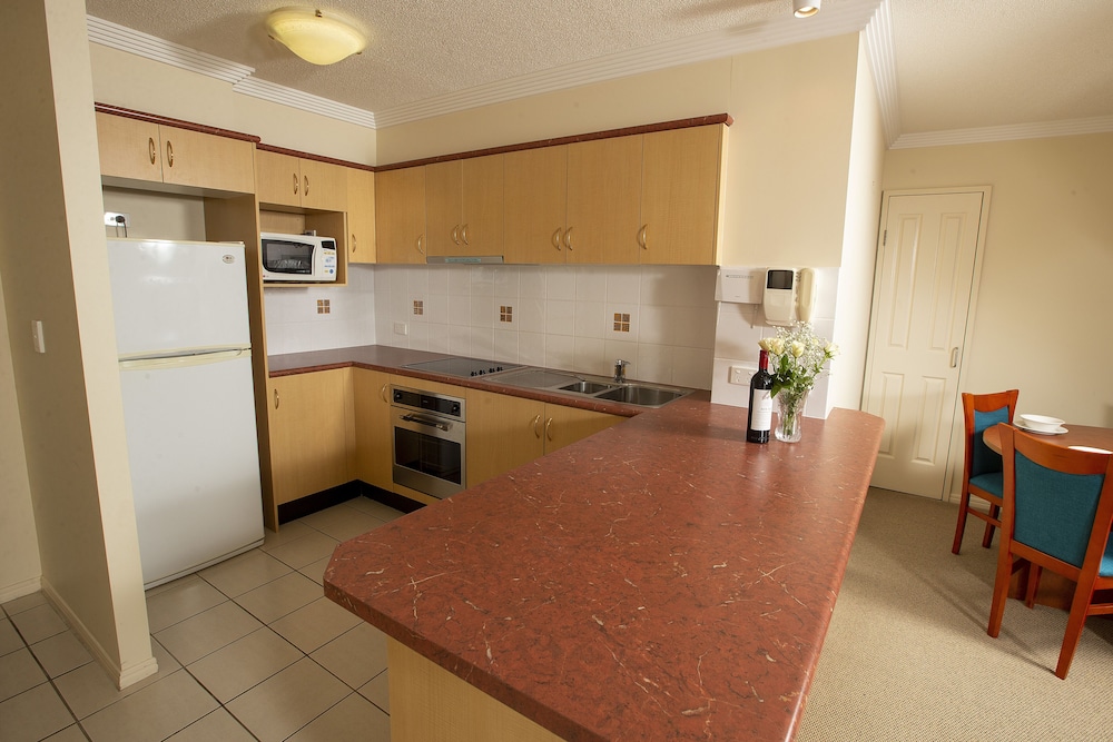Springwood Tower Apartment Hotel 13/63