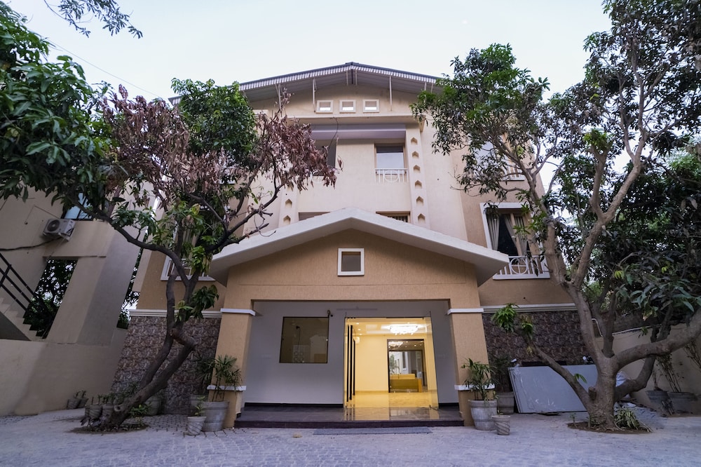 La Savanna Resort Dhiruli