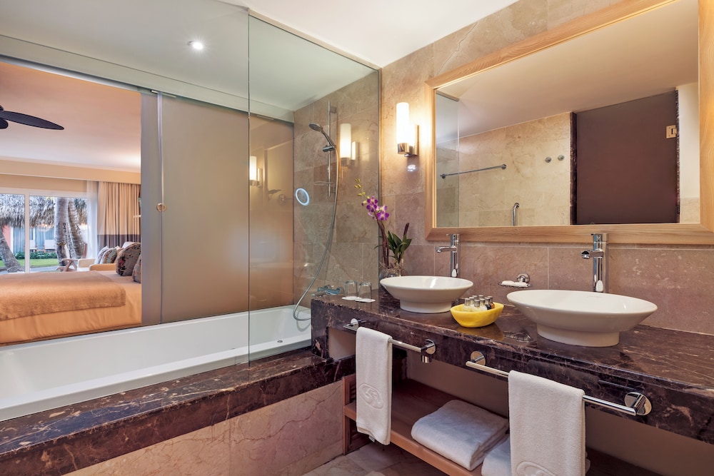 Junior Suite, Single, 2 Double Beds, Beach Side, Ocean View, Sofa، Grand Palladium Palace Resort Spa Casino All Inclusive 3/3