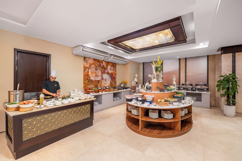 Holiday Beach Hotel Danang 9/47