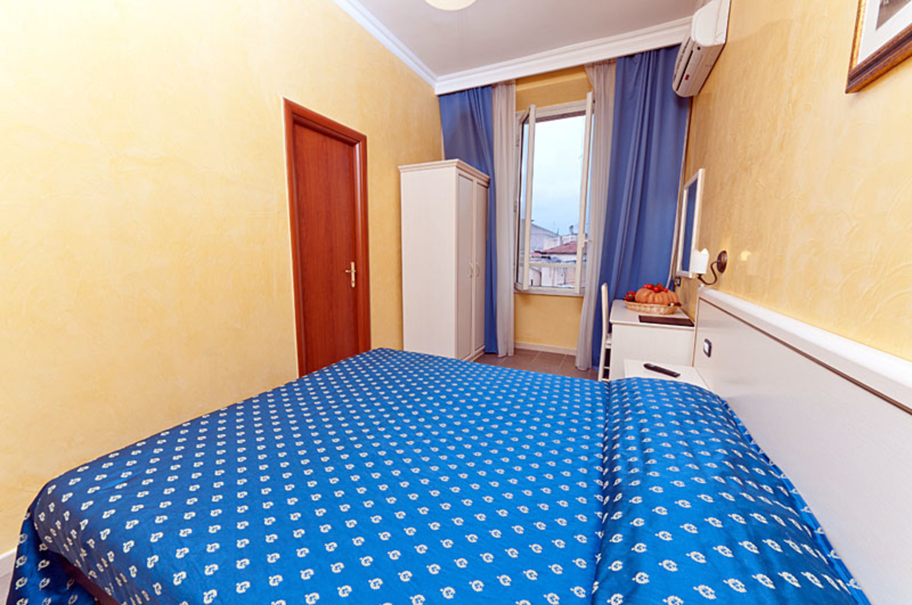 Room at Cesar Palace Guesthouse, ROME