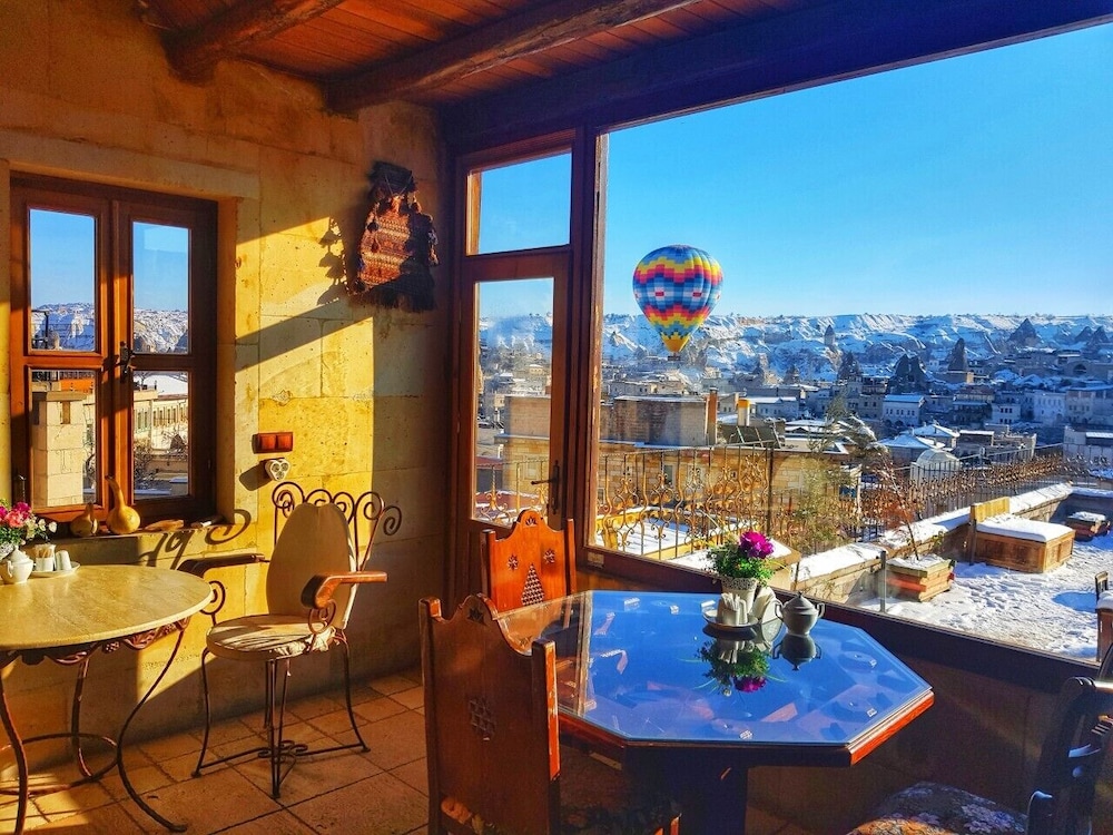 Vineyard Cave Hotel 85/98