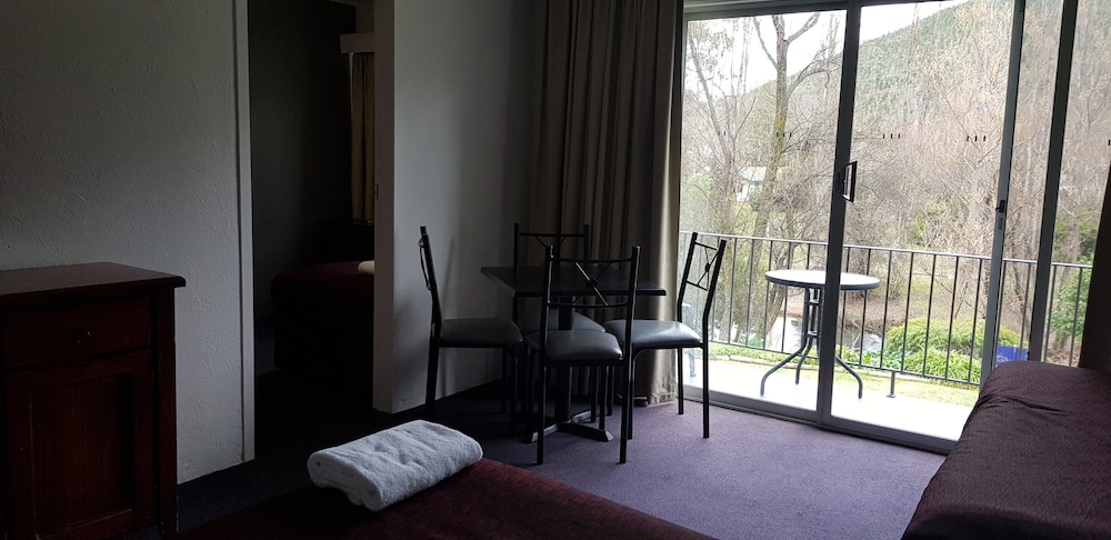 RIVERBANK PARK MOTEL 23/63