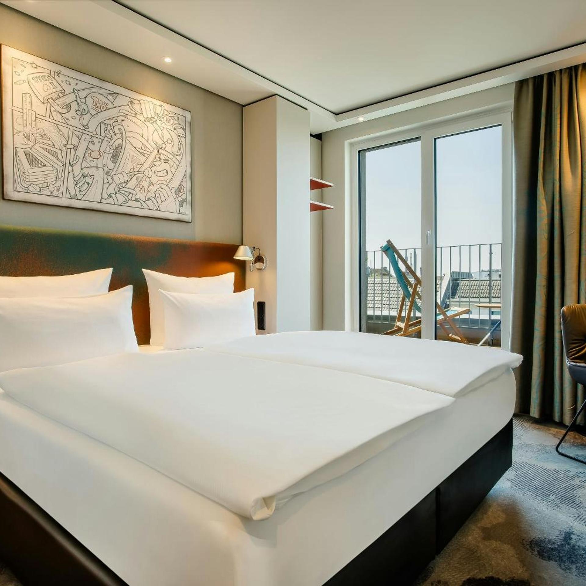 Room, Queen Bed, Balcony