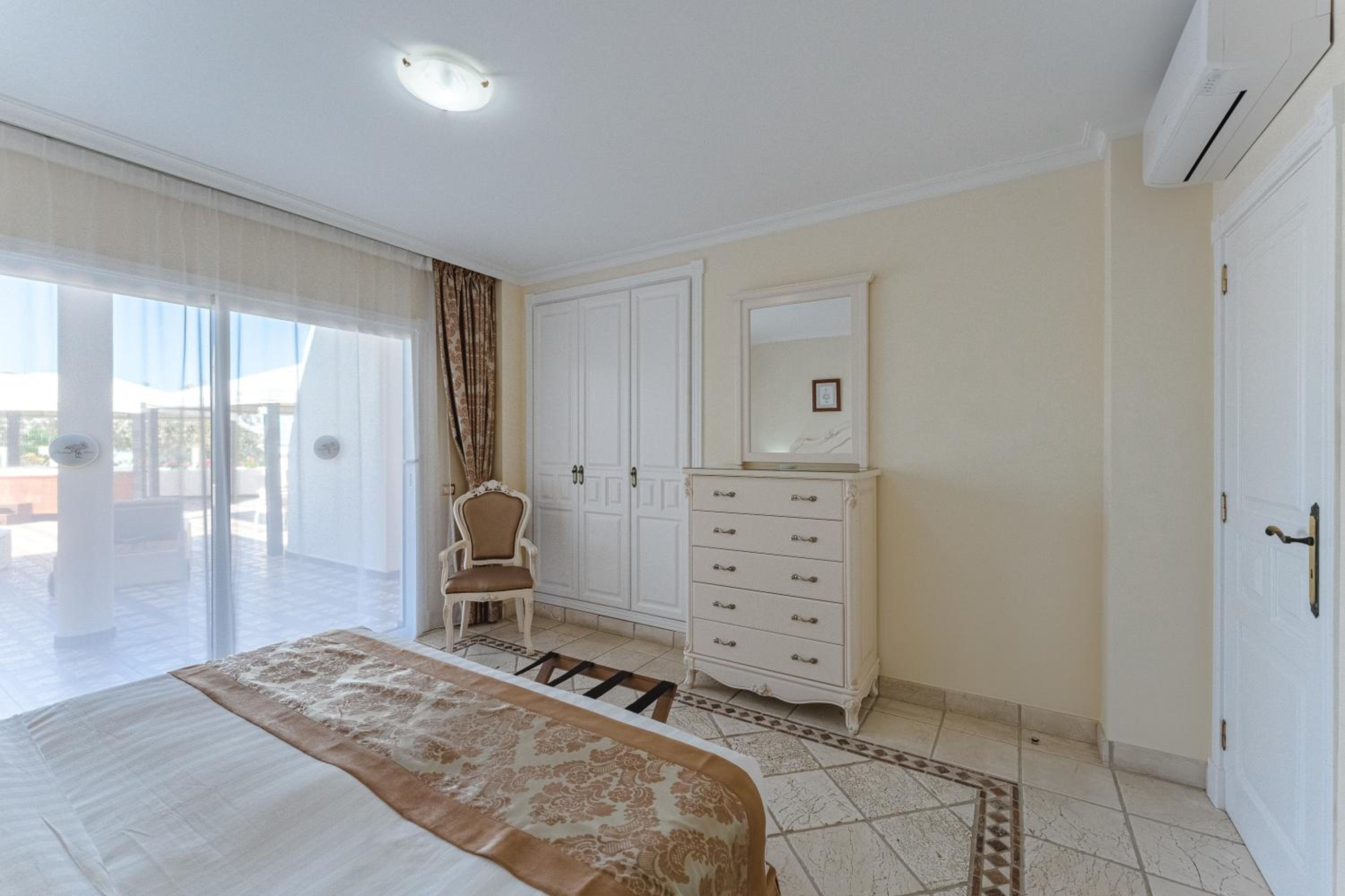 جناح سوبيريور بجاكوزي، Flamingo Suites 3/6