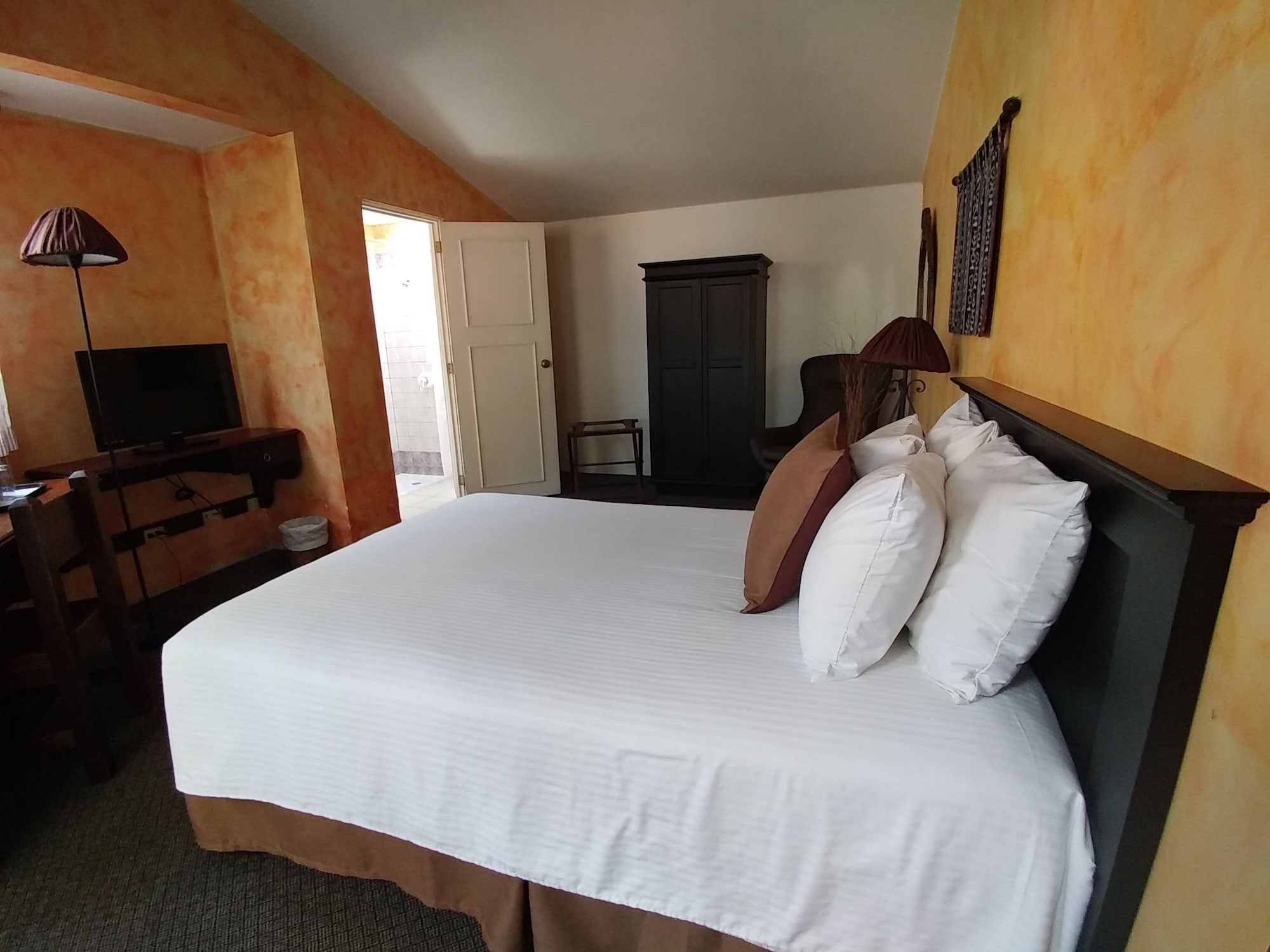1 BEDROOM, STANDARD, COURTYARD VIEW