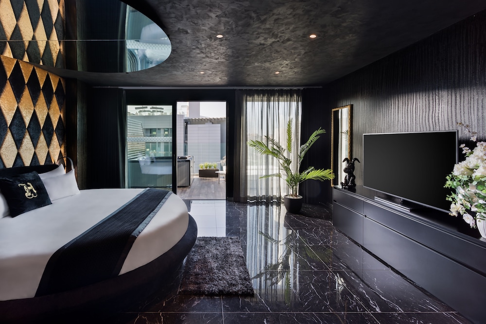 H Hotel Adults Only 11/68