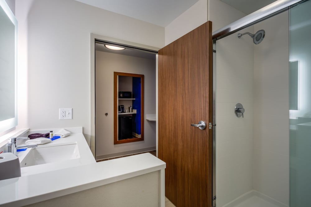 Holiday Inn Express Suites Reedsville State Coll Area 18/56