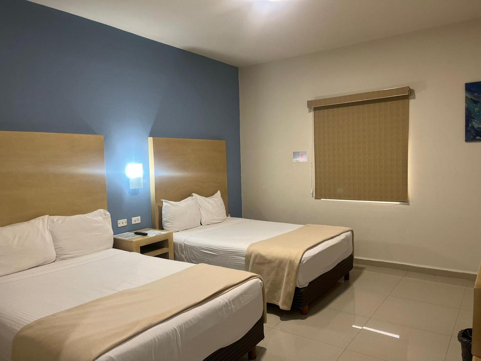 غرفة بسريرين منفصلين، Capital Hotel 3/7