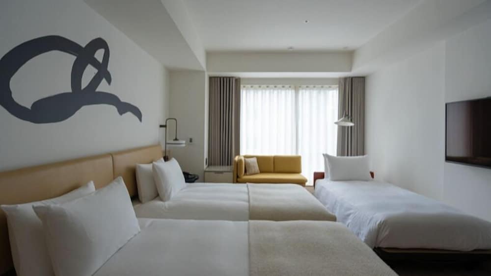 STUDIO, TWIN BEDS, WITH EXTRA BED, CORNER