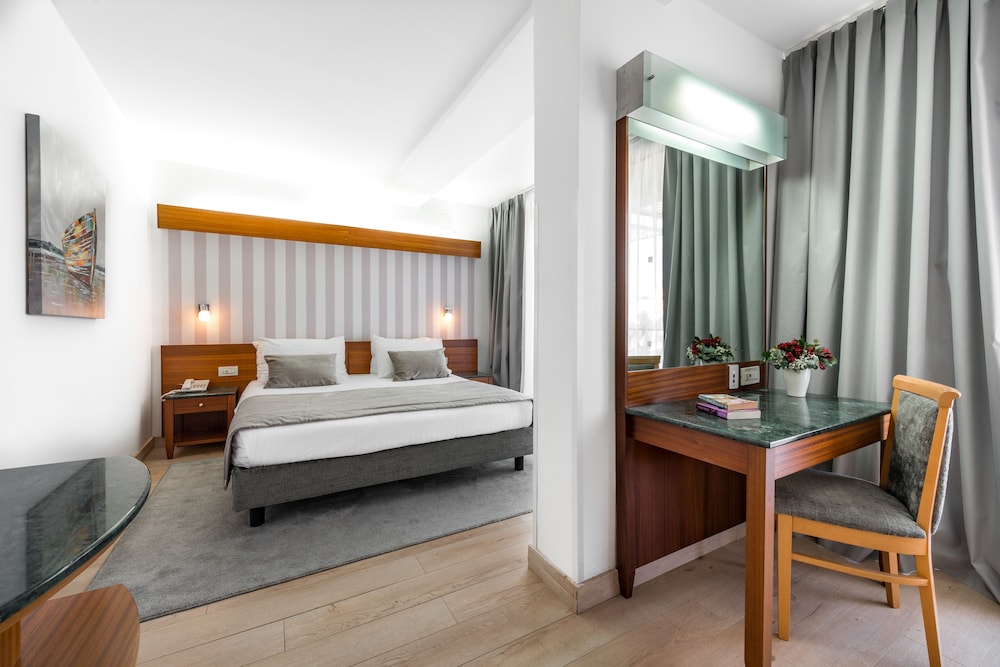 Uvala Hotel 28/72