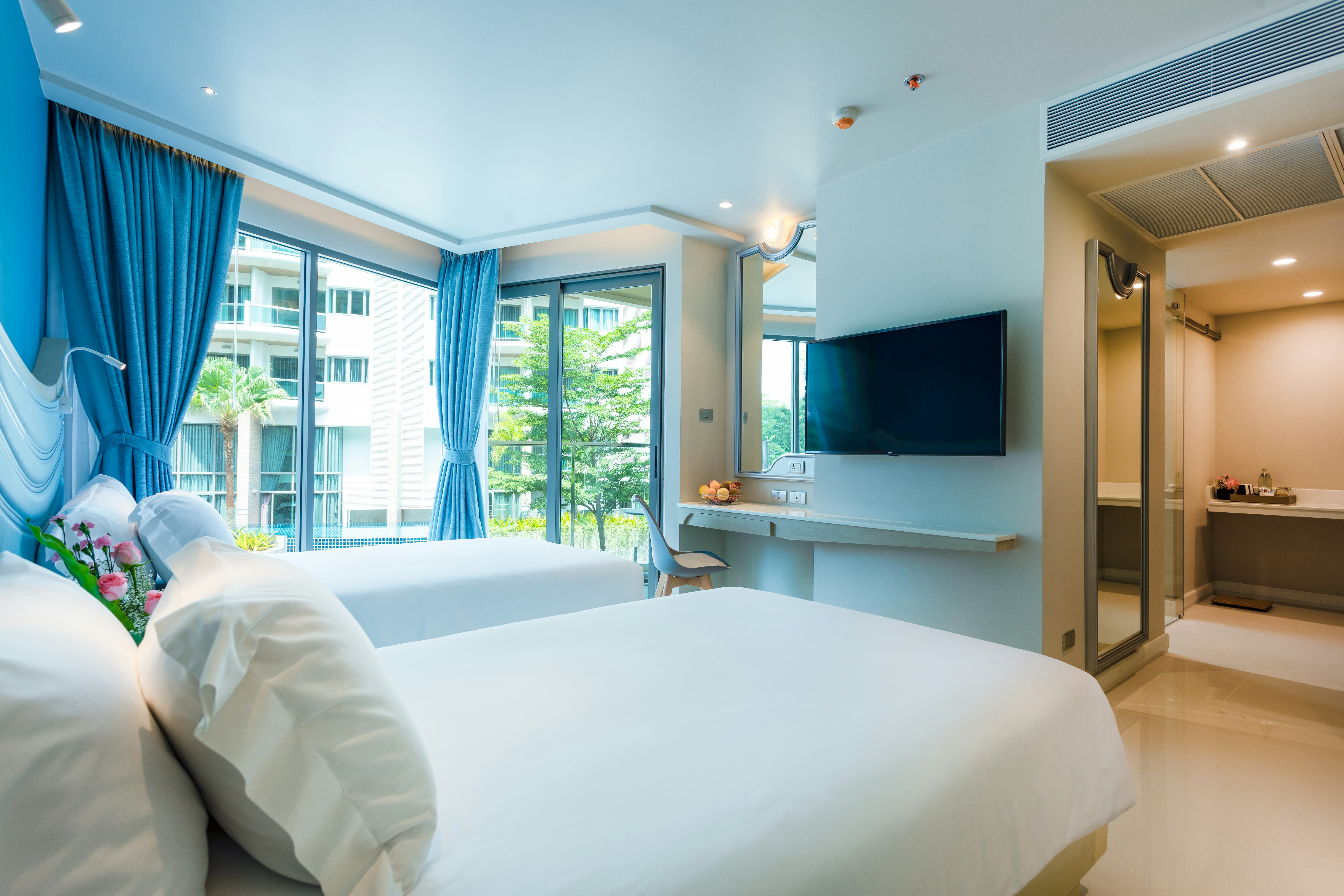 DELUXE, TWIN BEDS