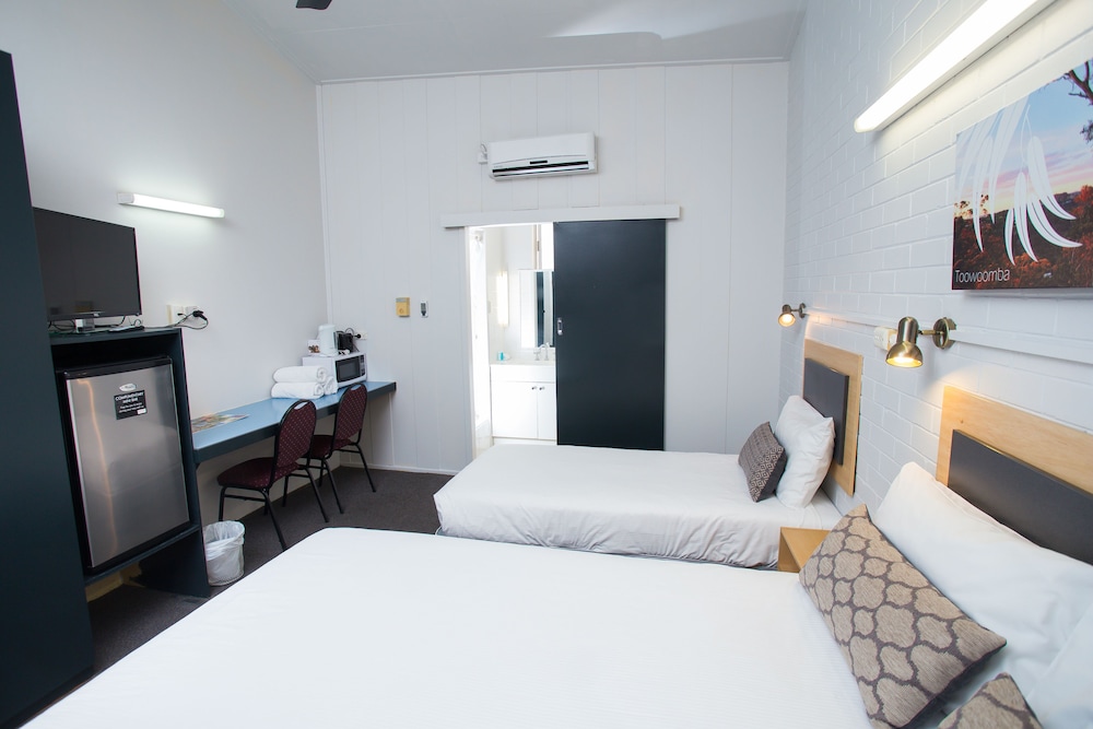 DOWNS MOTEL 17/35