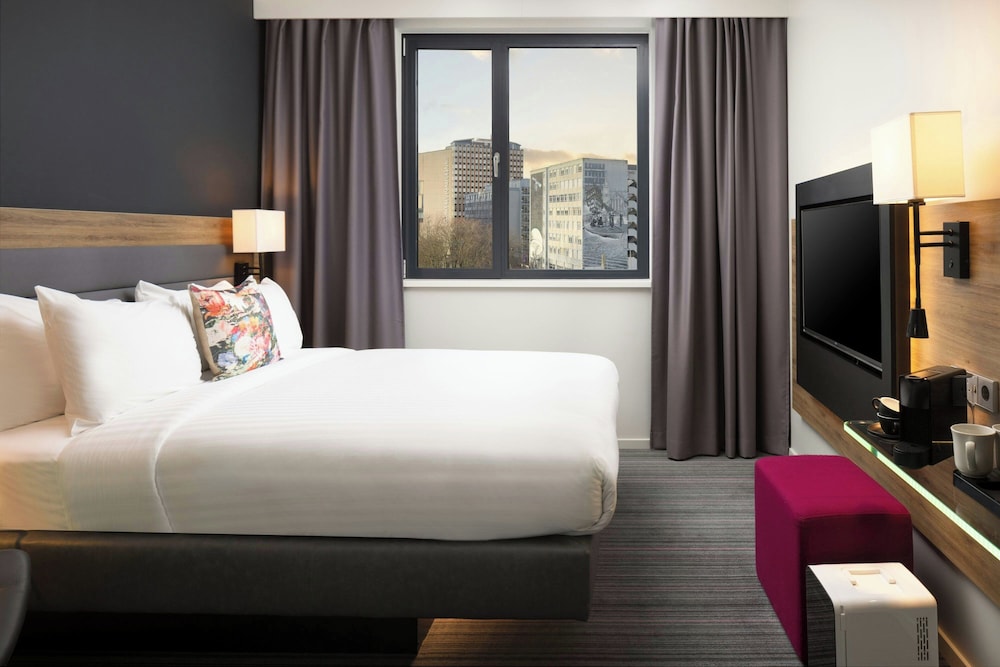 ROOM, QUEEN BED, CITY VIEW