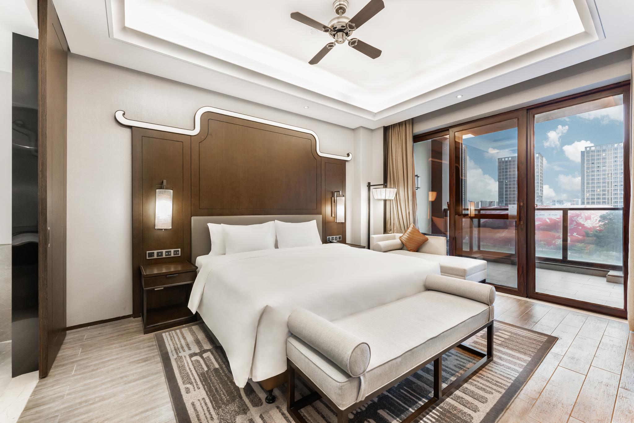 Deluxe, Suite, King Bed, Lake View