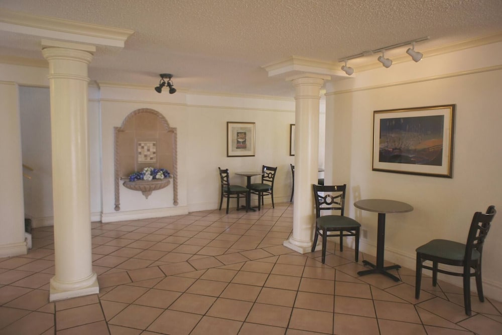 Super 8 by Wyndham Austin South / I-35 20/23