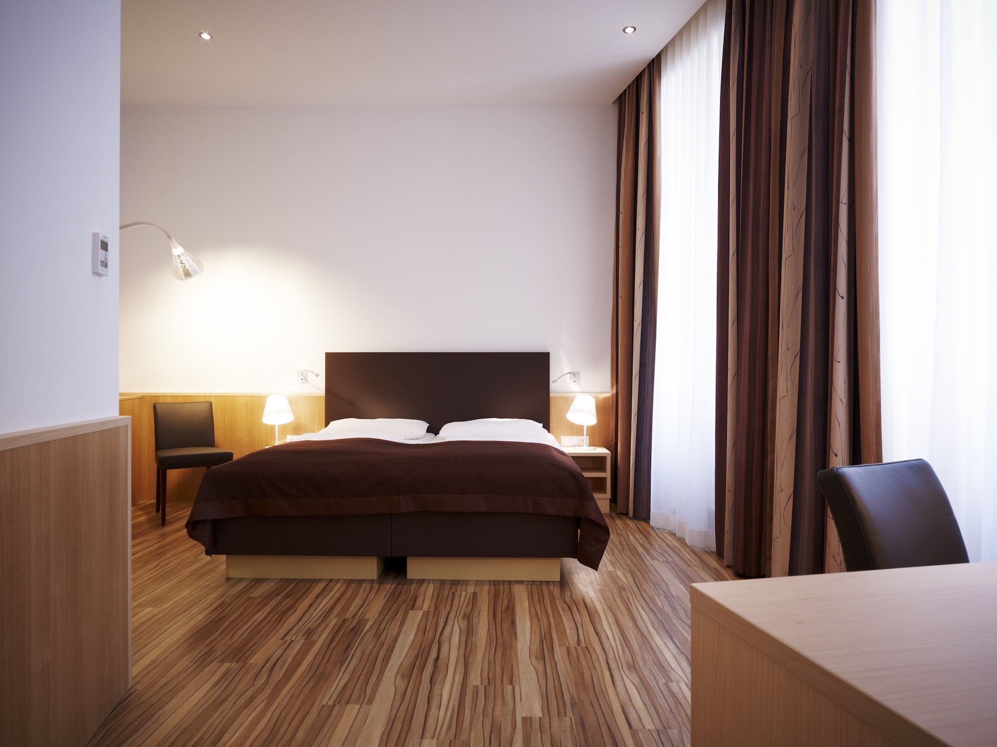 EXECUTIVE, DOUBLE BED