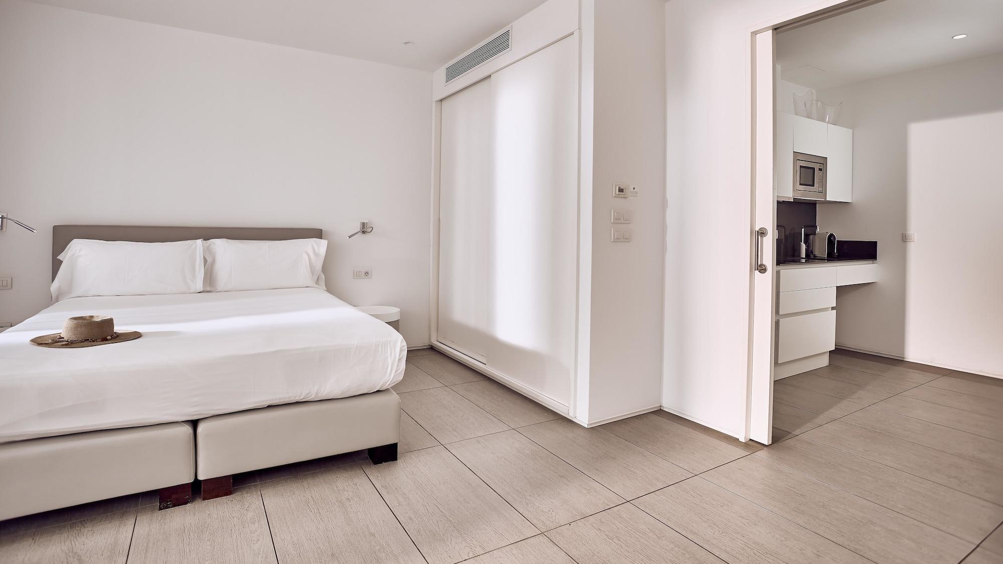 Xs, Studio, Shared Pool, Accessible