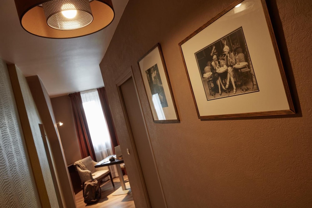 Ashley Hotel 35/50