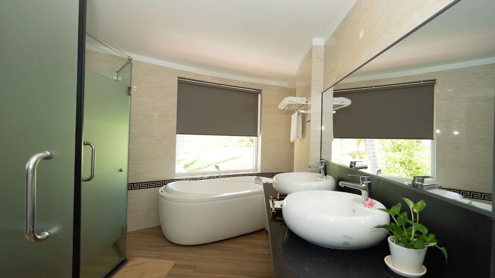 غرفة فاخرة بسرير كينج بإطلالة على الشاطئ، Sandunes Beach Resort Spa 7/7