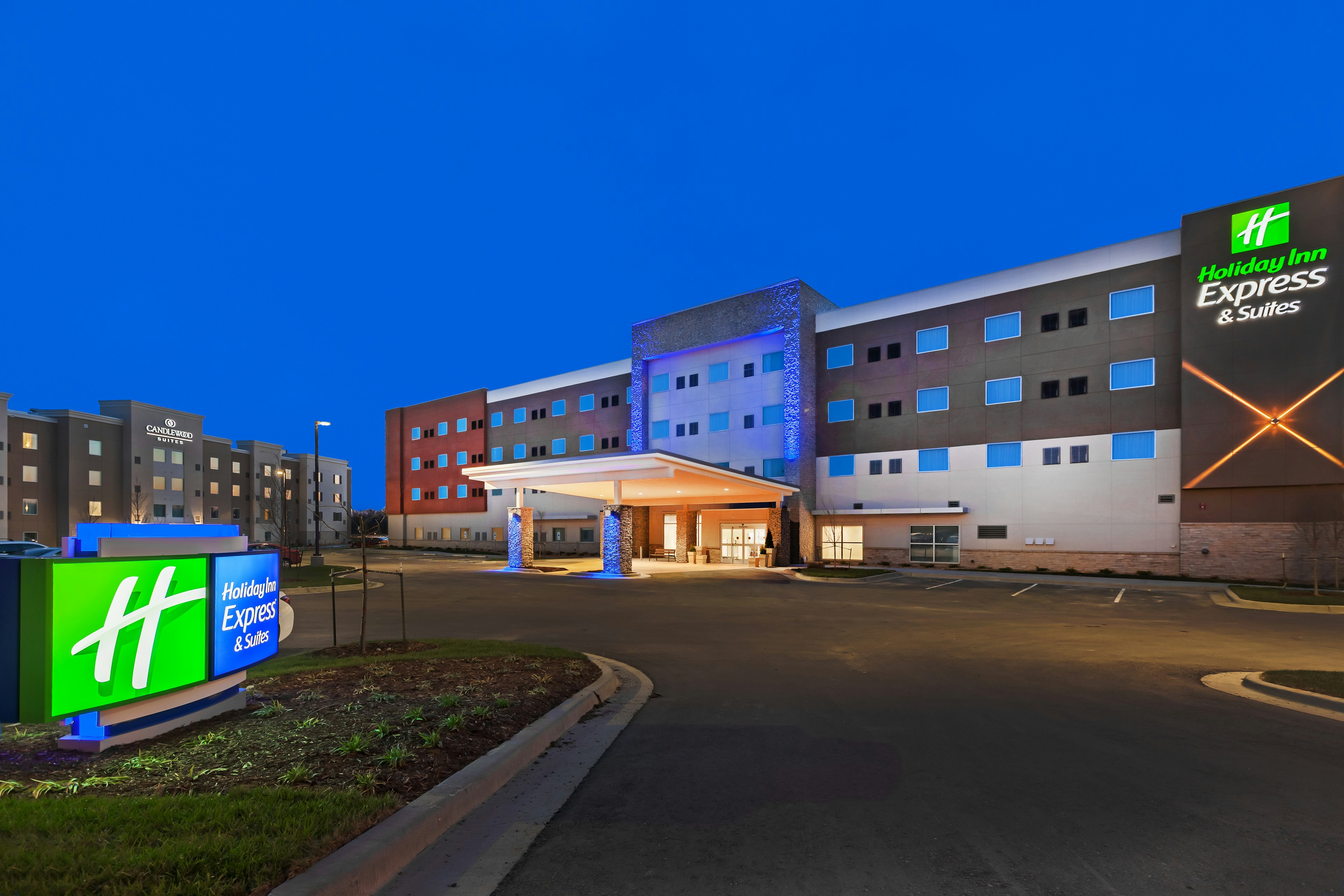 HOLIDAY INN EXPRESS & SUITES LENEXA - OVERLAND PARK AREA 4/54