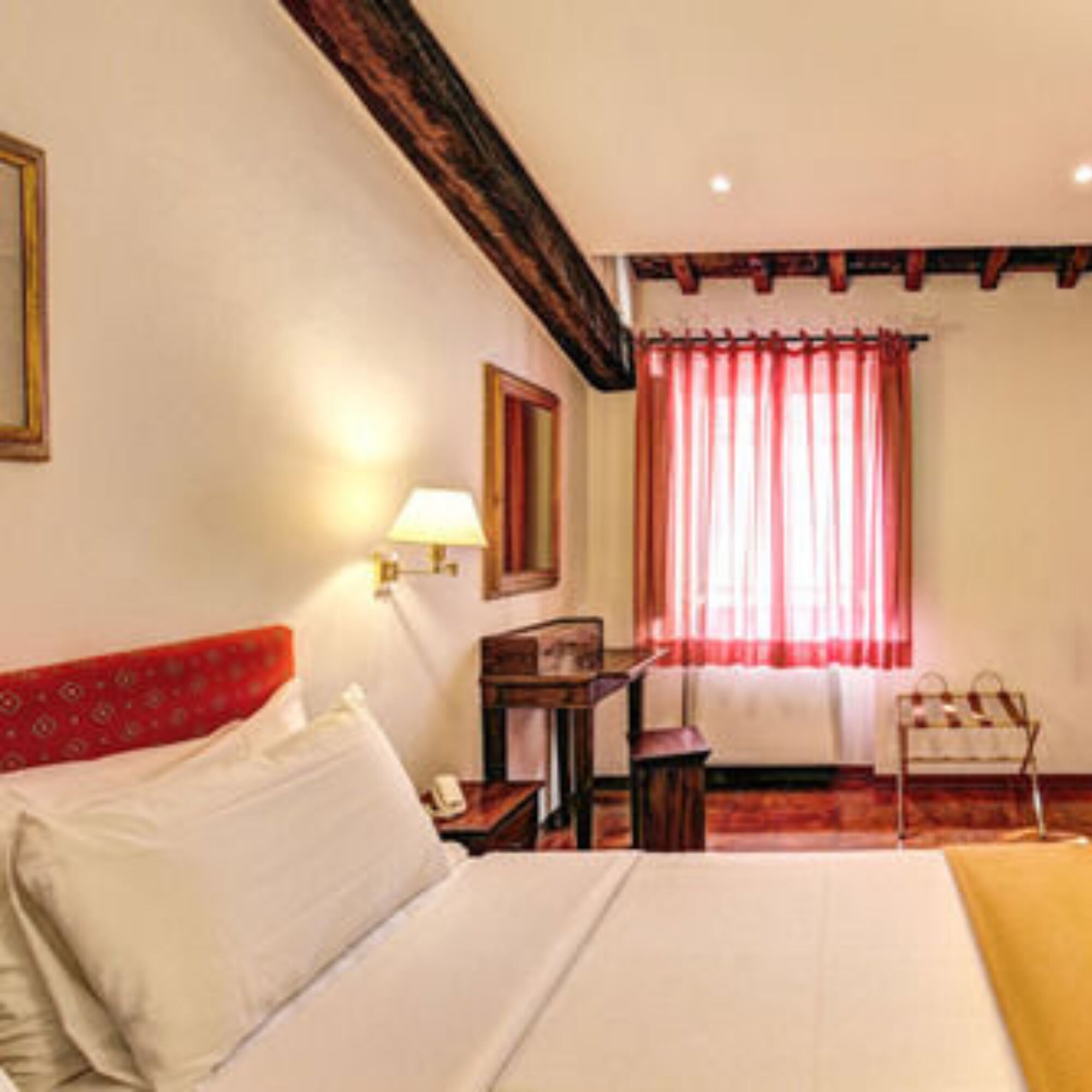 ROOM, DOUBLE BED