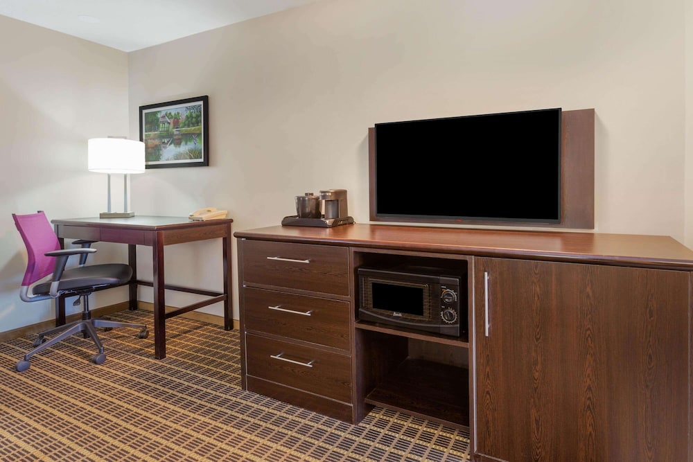 La Quinta Inn Suites Rockford 50/54