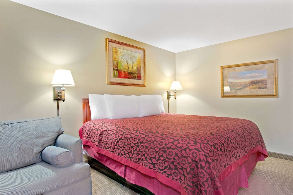 Days Inn & Suites by Wyndham St. Louis/Westport Plaza 6/27