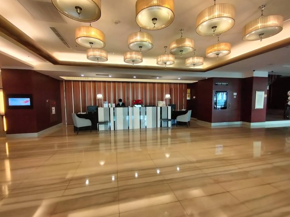 Urban Hotel 33 10/69