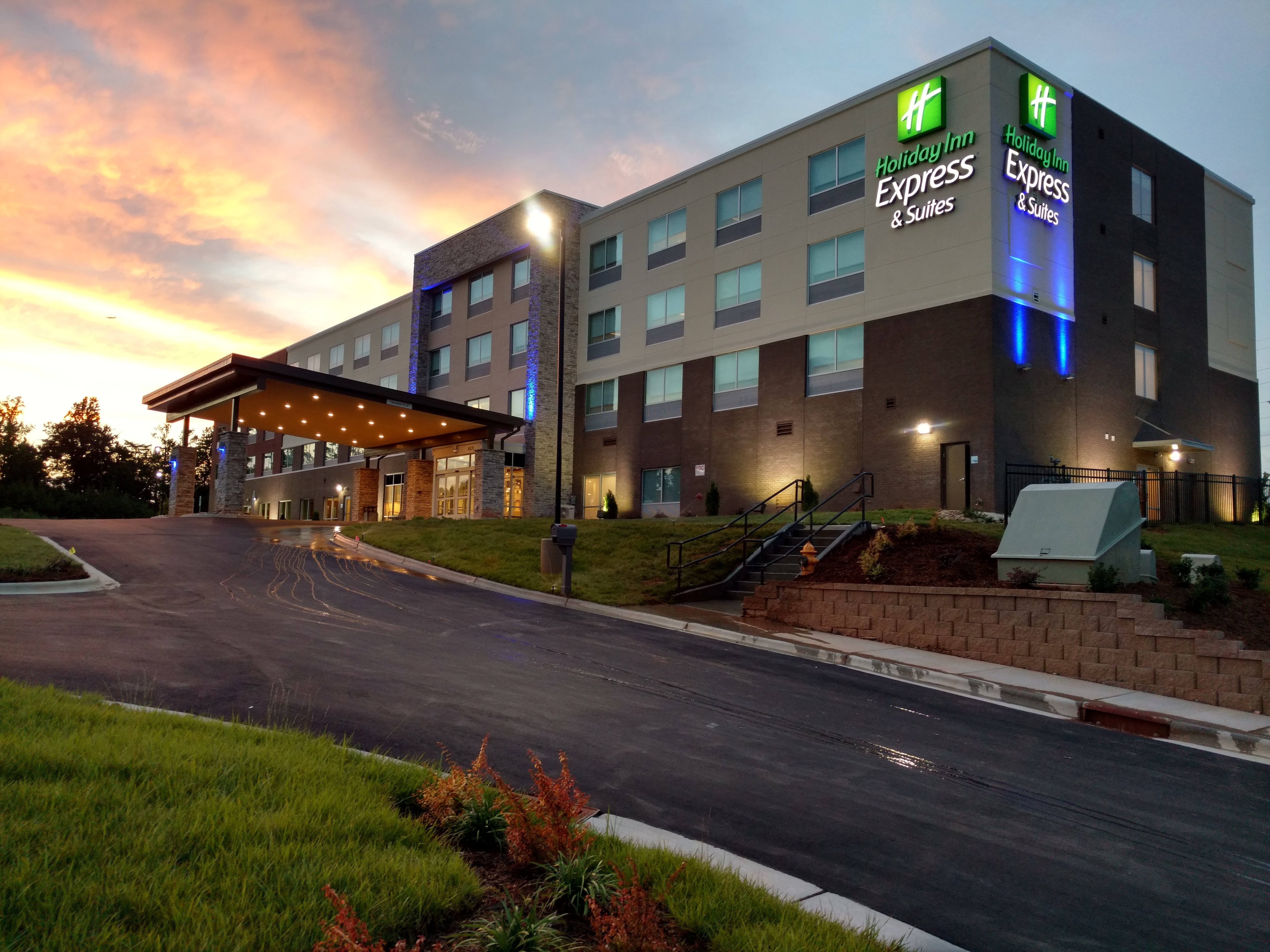 Holiday Inn Express Suites Charlotte Ne University Area 5/40