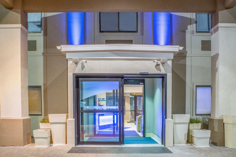 Holiday Inn Express Howe (Sturgis, Mi) 3/49