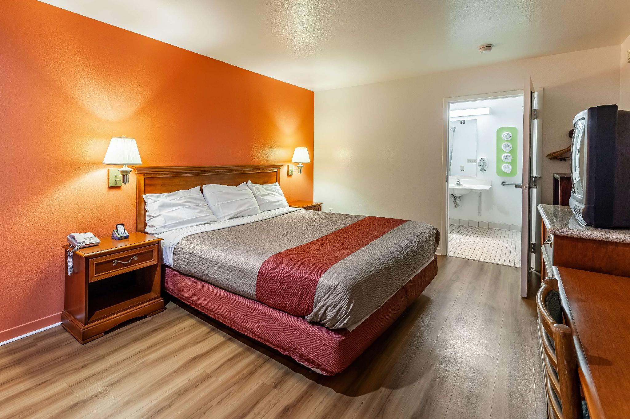 Motel6 Stockton, CA - East 14/29