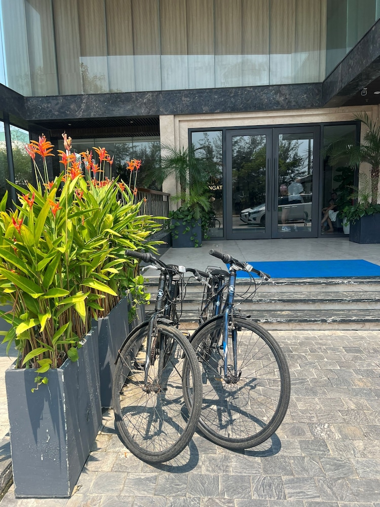 Mangata Beachfront Hotel 41/46