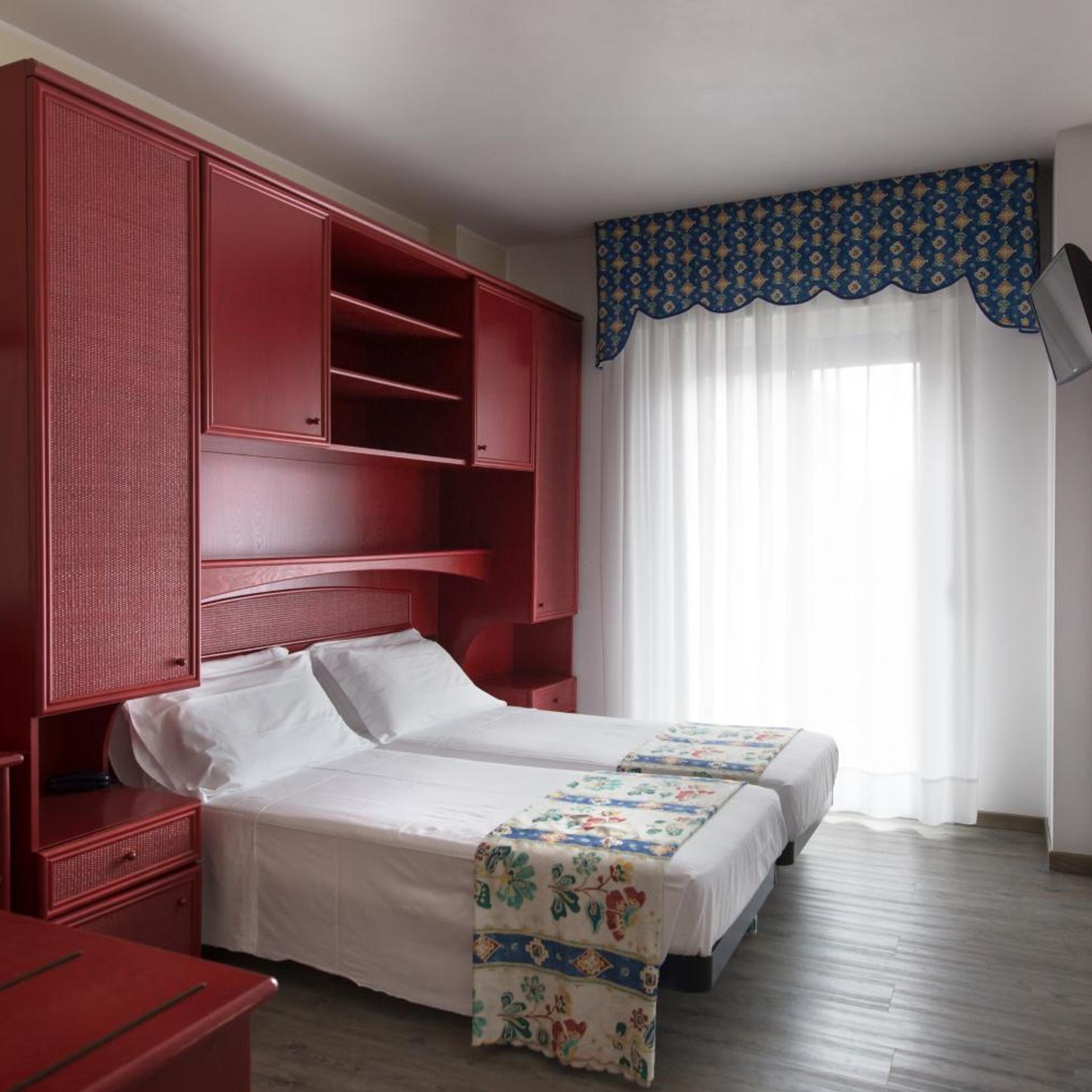 ROOM, DOUBLE OR TWIN BED