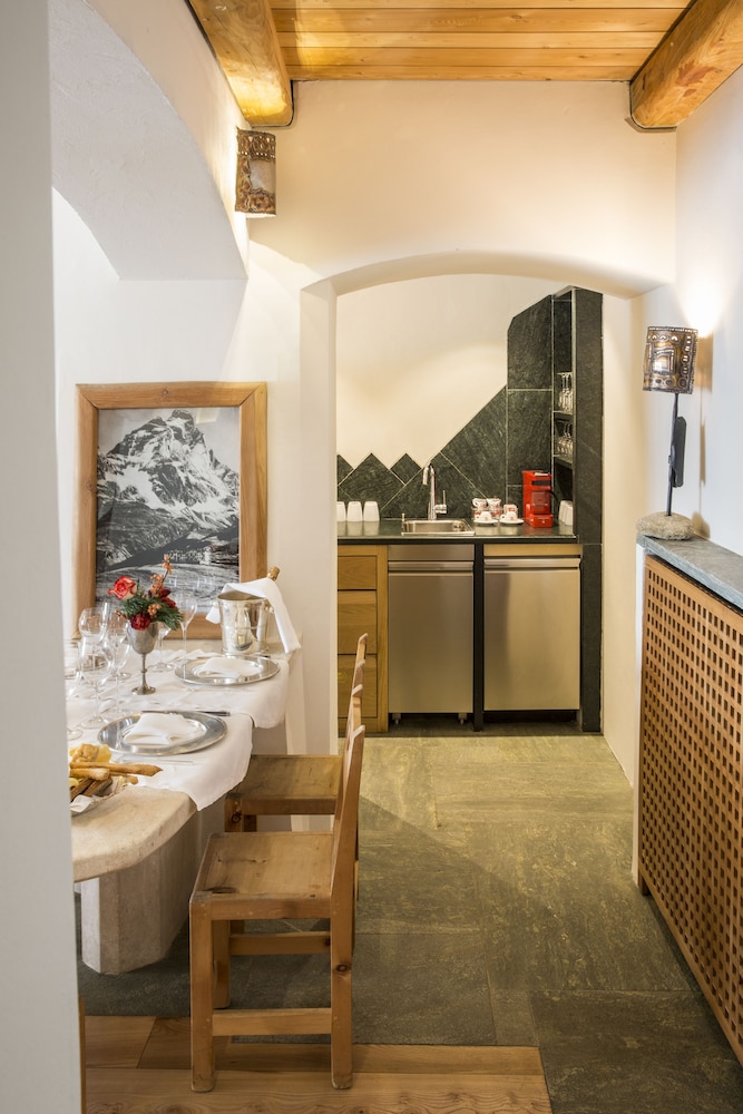 Saint Hubertus Resort 6/50