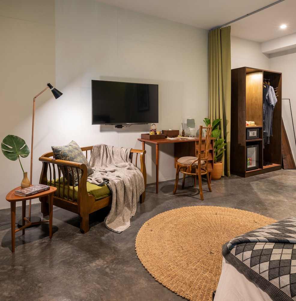 Cherlock Hotel 37/48