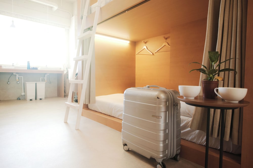 FEMALE DORM, FEMALE ONLY