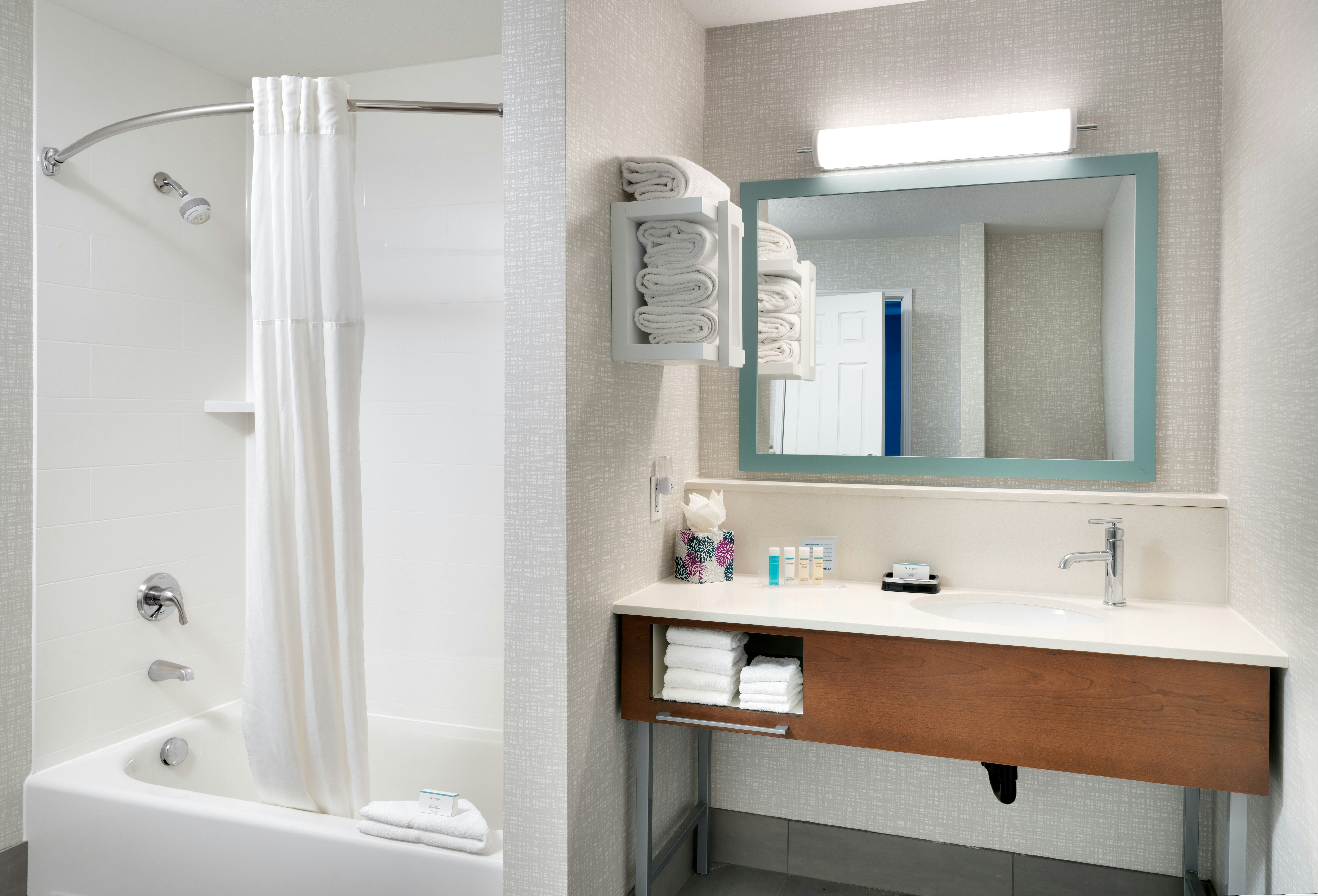 Hampton Inn Suites Salt Lake City Airport 82/82